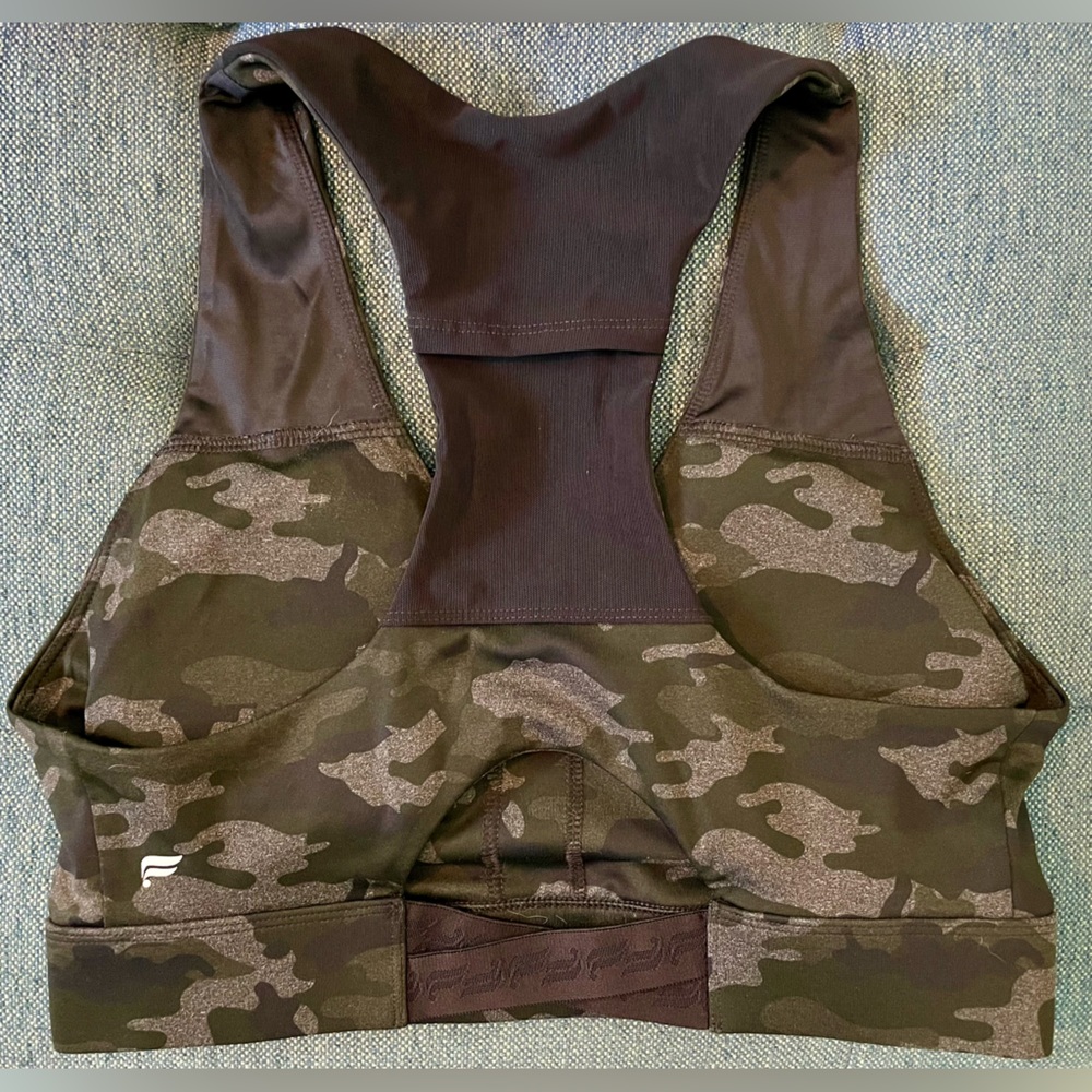 On-the-Go Medium-Impact Sports Bra w. back pocket for phone/other essentials!